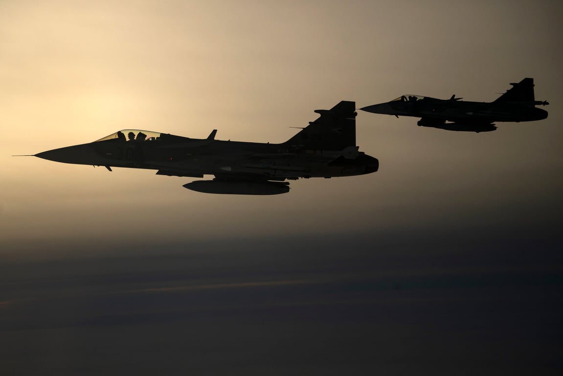 Two JAS-39C Gripen fighter aircraft take part in a NATO training exercise at Lithuania’s Siauliai Air Base, 12 November 2025. Photo: EPA / Robert Hegedus
