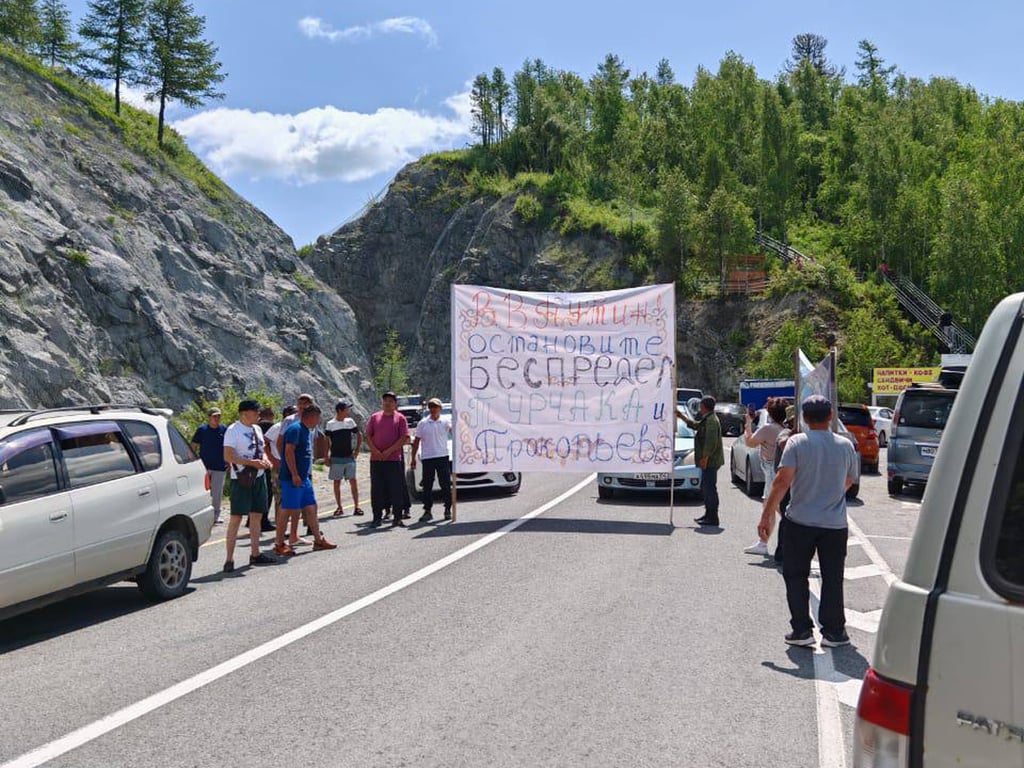 Противники главы Алтая перекрыли трассу в районе перевала Чике-Таман, Алтай, 12 июня 2025 года. Фото: «Сибирский Экспресс» /  Telegram