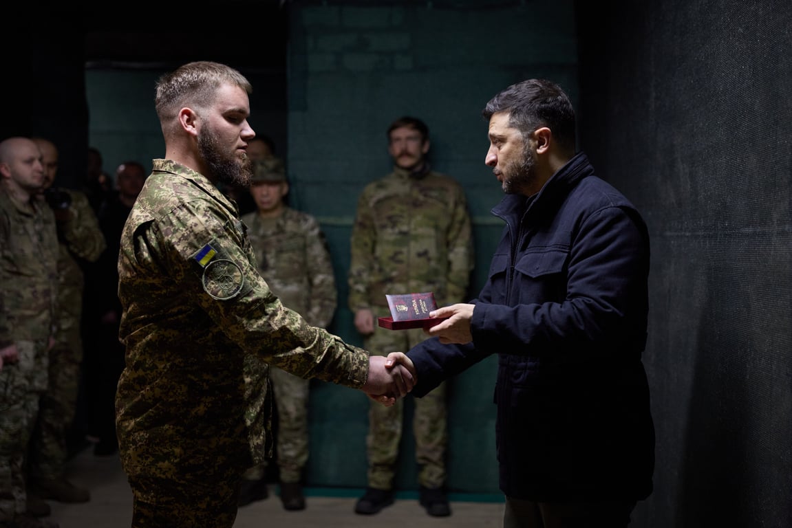 Ukrainian President Volodymyr Zelensky presents a soldier with the Cross of Military Merit, 4 November 2025. Photo: Volodymyr Zelensky / X