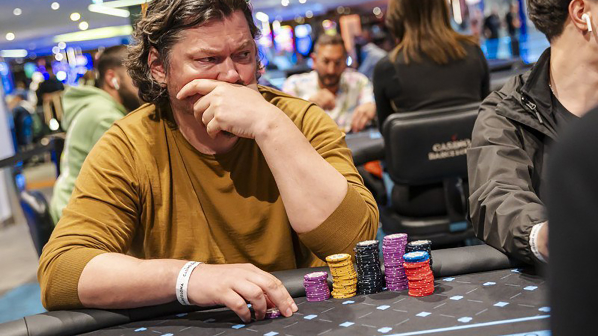 Епископ Корсунский Нестор (Сидоренко) за игральным столом в казино. Фото:  pokernews.com