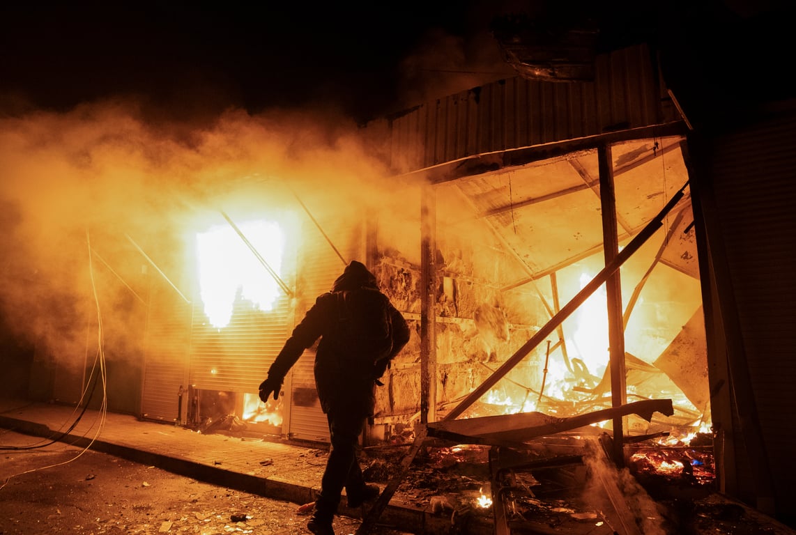 A man throws snow onto a fire in an attempt to control it before firefighters arrive in Kramatorsk, Ukraine, 3 February 2026. Photo: EPA / TOMMASO FUMAGALLI