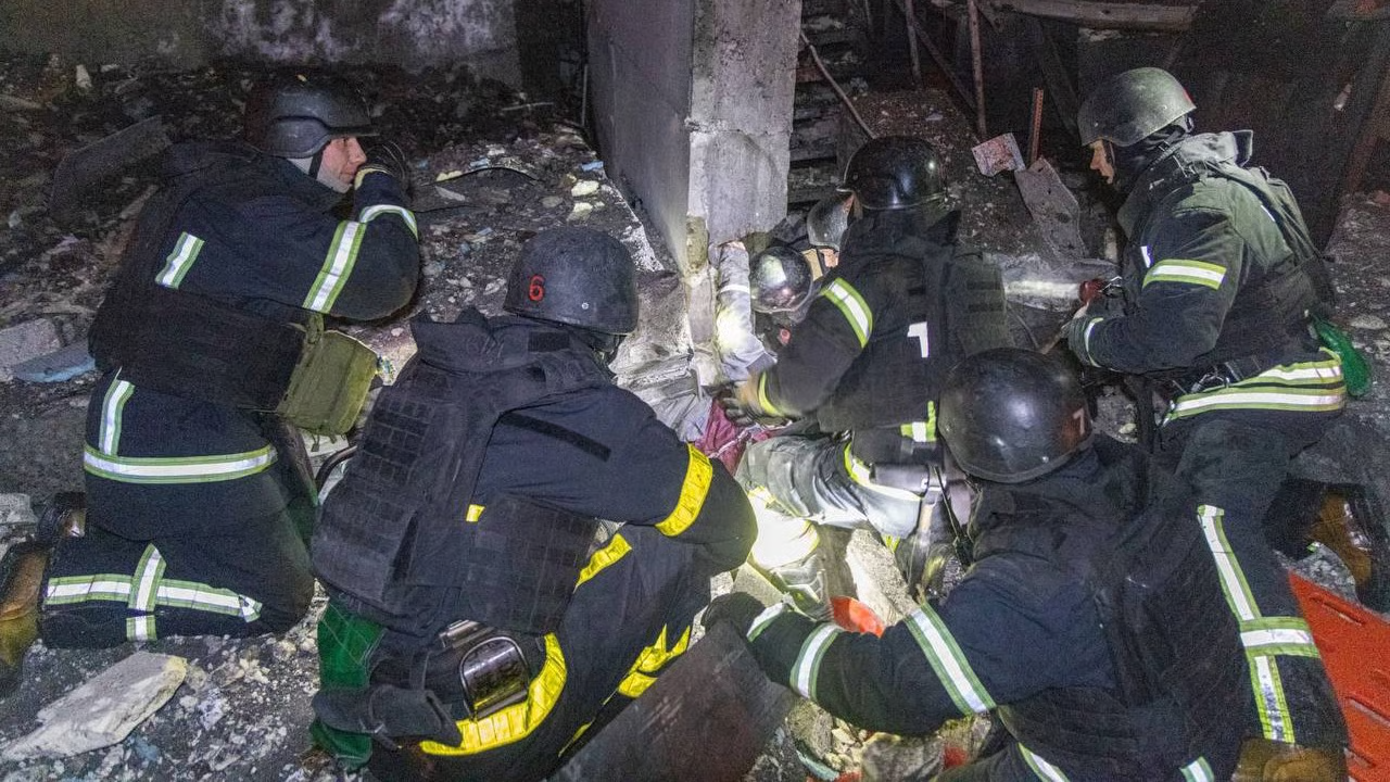 Rescue workers at the scene of a Russian arstrike, Kharkiv, Ukraine, 13 January 2026. Photo: State Emergency Service of Ukraine