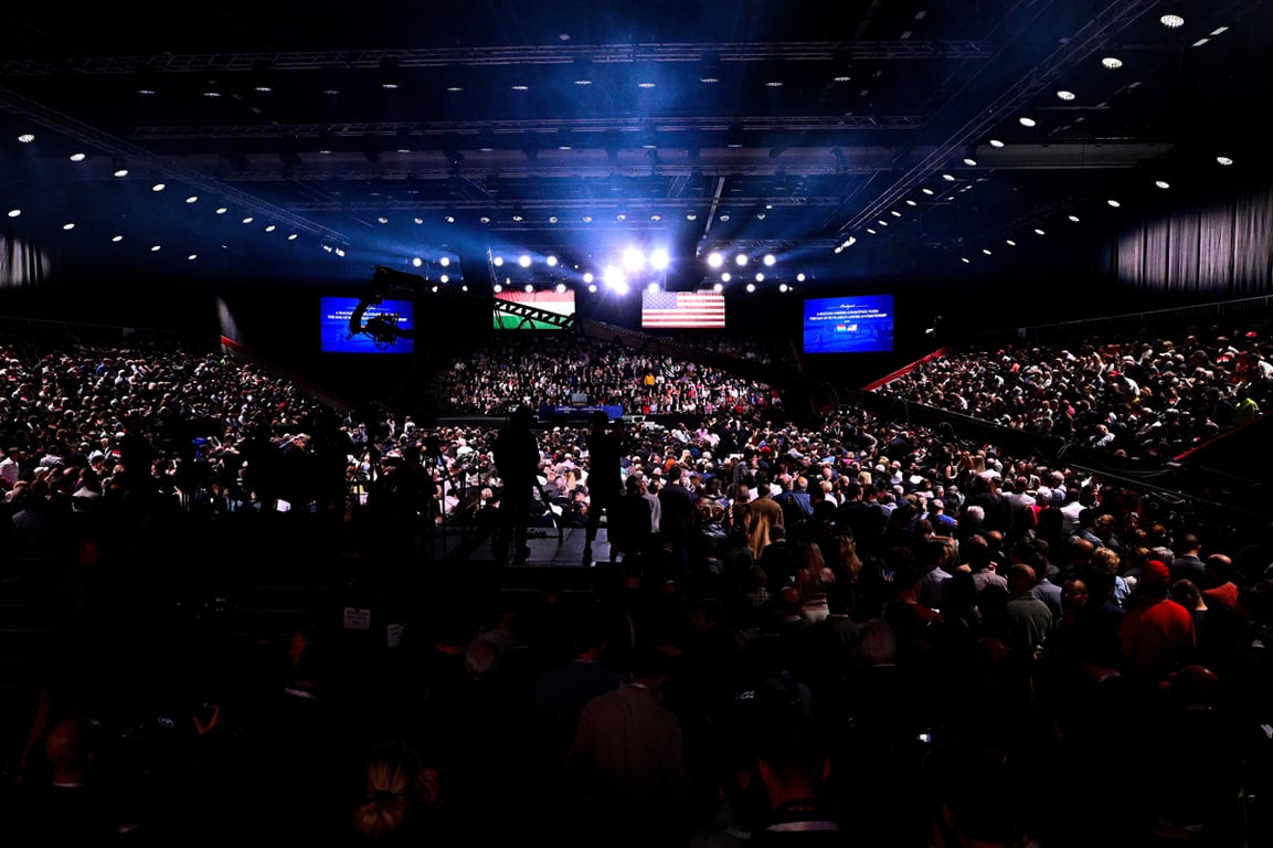 Участники митинга по случаю Дня венгеро-американской дружбы в Будапеште, Венгрия, 7 апреля 2026 года. Фото: Robert Hegedus / EPA