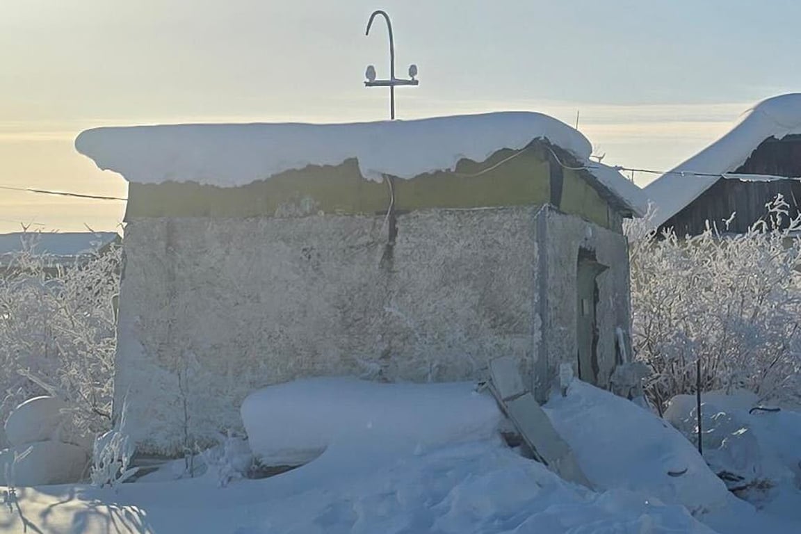 Здание в Среднеколымске, где хранят трупы до прибытия судмедэксперта из Якутска. Фото: Жанна Константинова / «Ветер»