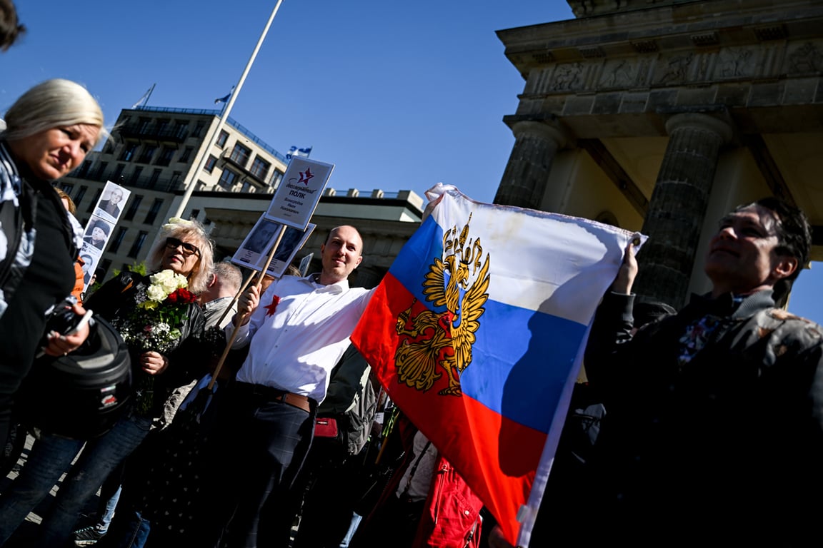 Мужчина у советского военного мемориала в Берлине, Германия, 9 мая 2023 года. Фото: Filip Singer / EPA
