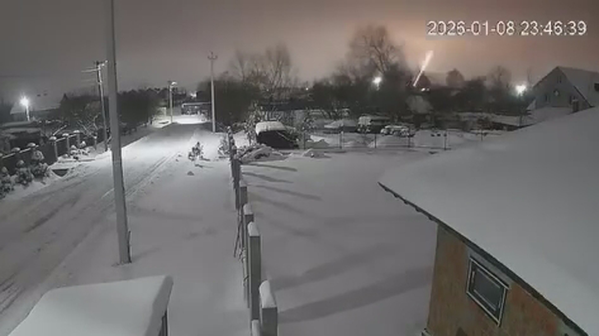 Попадание ракеты, попавшее на камеру видеонаблюдения. Скриншот из видео: соцсети