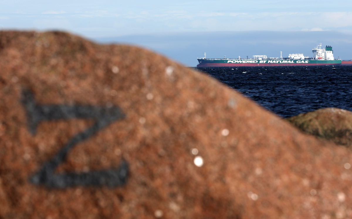 Нефтяной танкер проходит мимо скалы с граффити в виде буквы «Z», Ленинградская область, 3 мая 2025 года. Фото: Максим Шипенков / EPA