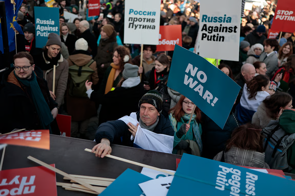 An anti-war march by Russians in Berlin, Germany, 1 March 2025. Photo: Vasily Krestyaninov / Novaya Gazeta Europe