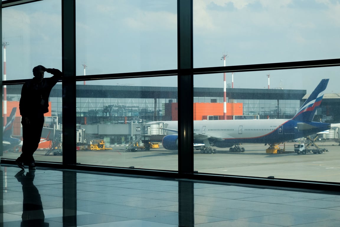 Пассажир в аэропорту Шереметьево. Фото: Василий Кузьмичёнок / АГН «Москва»