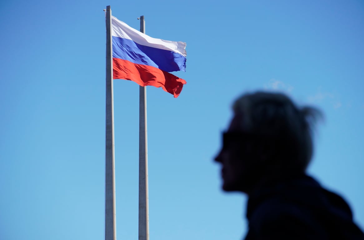 A torn Russian flag flies in the Russian-occupied Ukrainian city of Mariupol during an internationally condemned referendum on joining the Russian Federation, 25 September 2022. Photo: EPA
