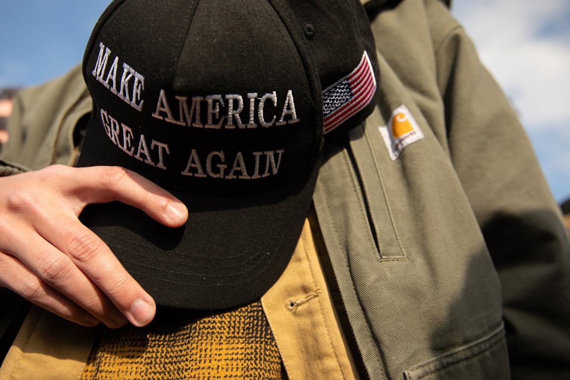 Участник митинга с бейсболкой MAGA, Вашингтоне, округ Колумбия, США, 24 января 2025 года. Фото: Maansi Srivastava / EPA
