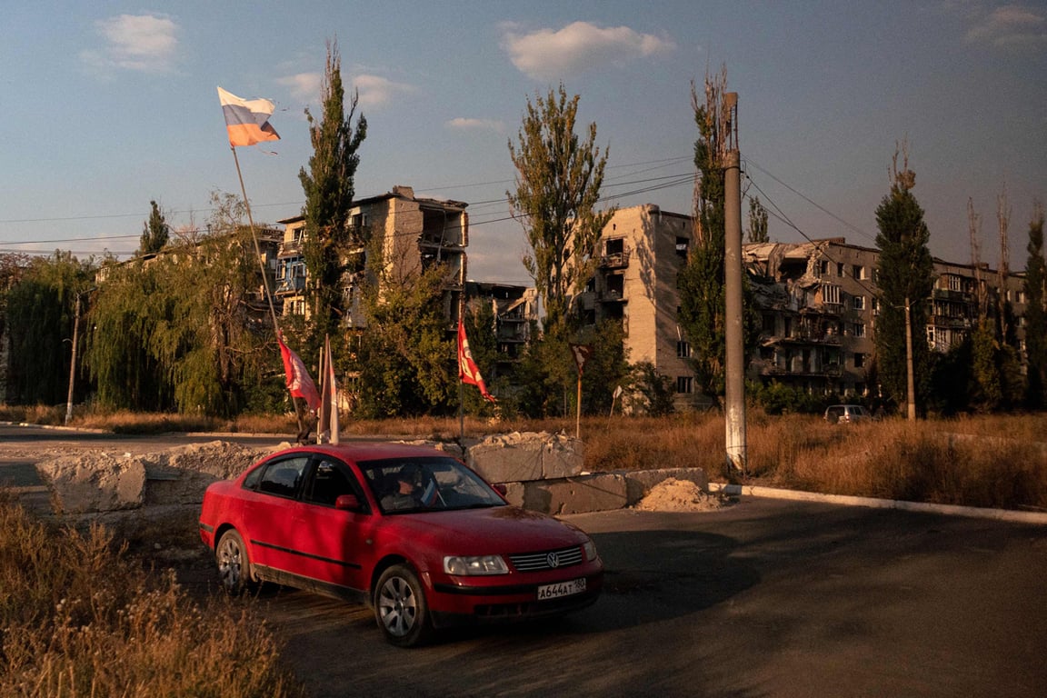 Автомобиль на фоне разрушенных жилых домов в Авдеевке, Донецкая область, Украина, 27 сентября 2025 года. Фото: Andrey Borodulin / AFP / Scanpix / LETA