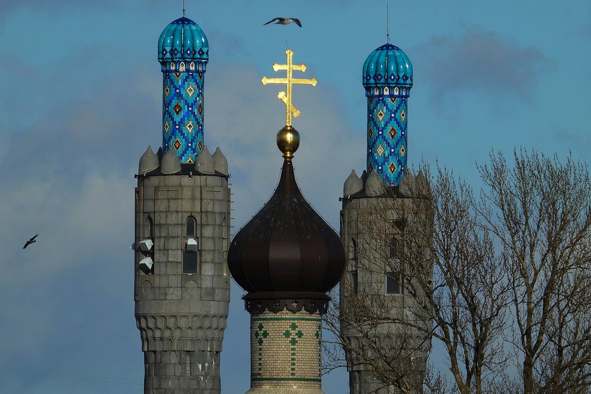 Купол православного собора рядом с минаретами Санкт-Петербургской соборной мечети, 15 марта 2025 года. Фото: Дмитрий Ловецкий / AP Photo / Scanpix / LETA