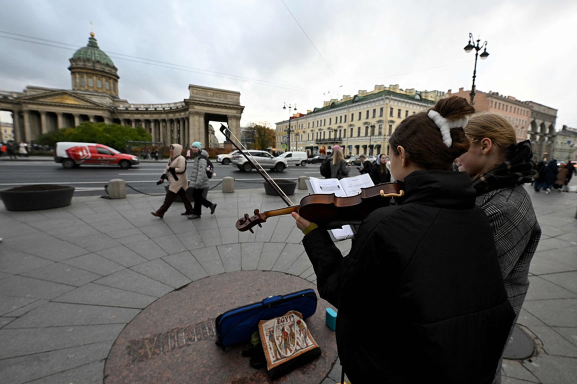 Уличные музыканты в центре Санкт-Петербурга, 27 октября 2025 года. Фото: Ольга Мальцева / AFP / Scanpix / LETA