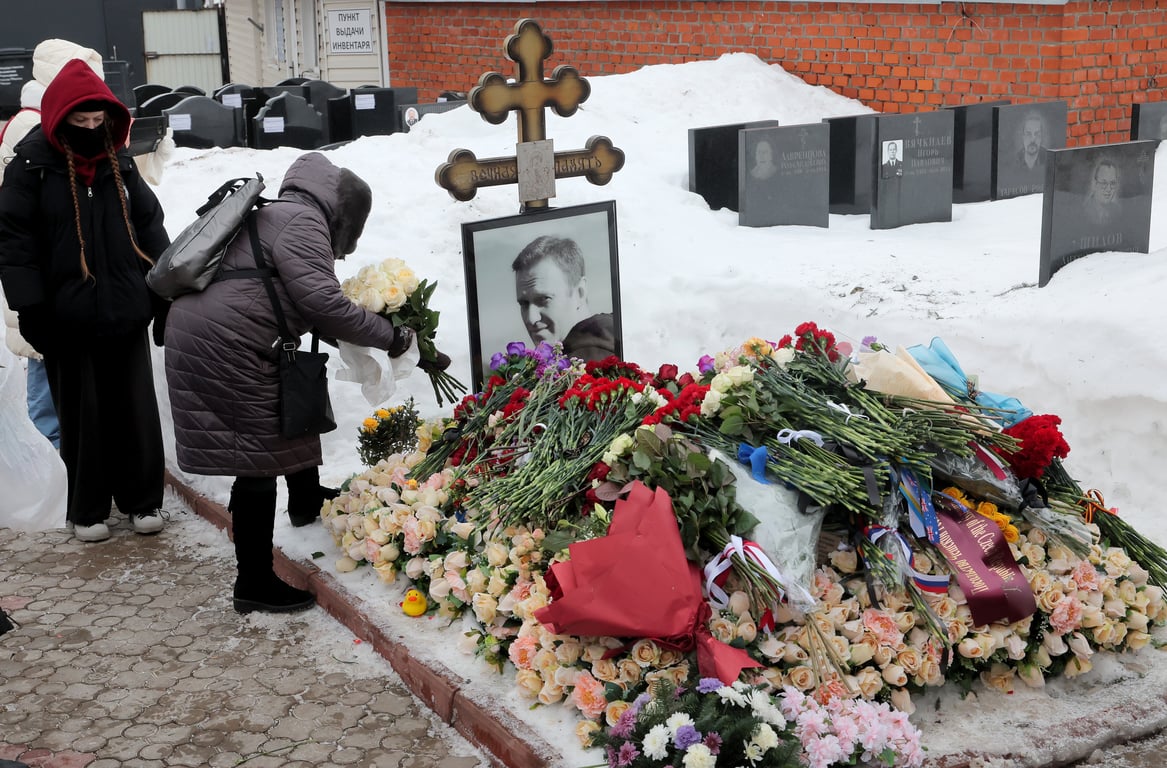 Well-wishers leave flowers on the grave of late Russian opposition leader Alexey Navalny on the second anniversary of his death, 16 February 2026. Photo: EPA / Maxim Shipenkov