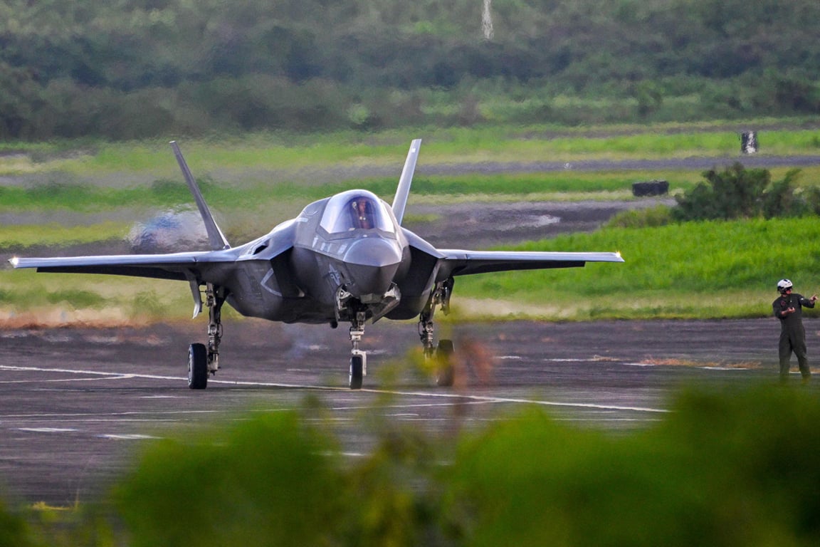 Истребитель F-35B морской пехоты США в аэропорту Хосе Апонтэ-де-ла-Торре в Сейбе, Пуэрто-Рико, 13 сентября 2025 года. Фото: Miguel J. Rodriguez Carrillo / AFP / Scanpix / LETA