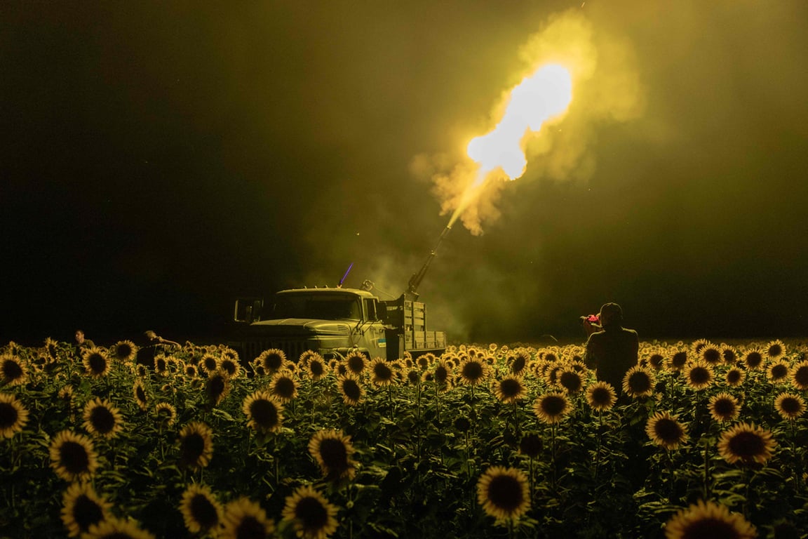 Украинские военнослужащие бригады мобильной противовоздушной обороны стреляют из советской зенитной пушки по российскому дрону с поля подсолнечников во время воздушного нападения недалеко от Павлограда, Днепропетровская область, 19 июля 2025 года. Фото: Roman Pilipey / AFP / Scanpix / LETA
