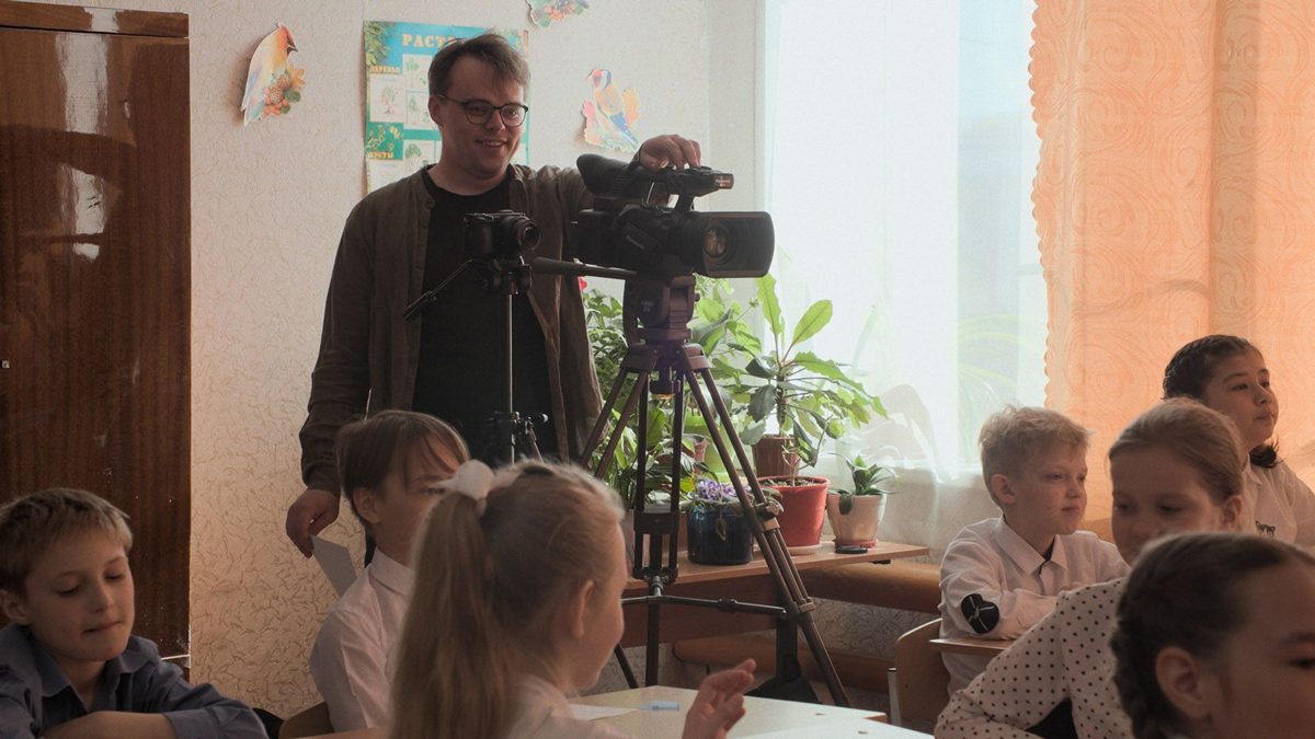 Павел Таланкин во время съемок в российской школе. Фото: MTÜ Pimedate Ööde Filmifestival