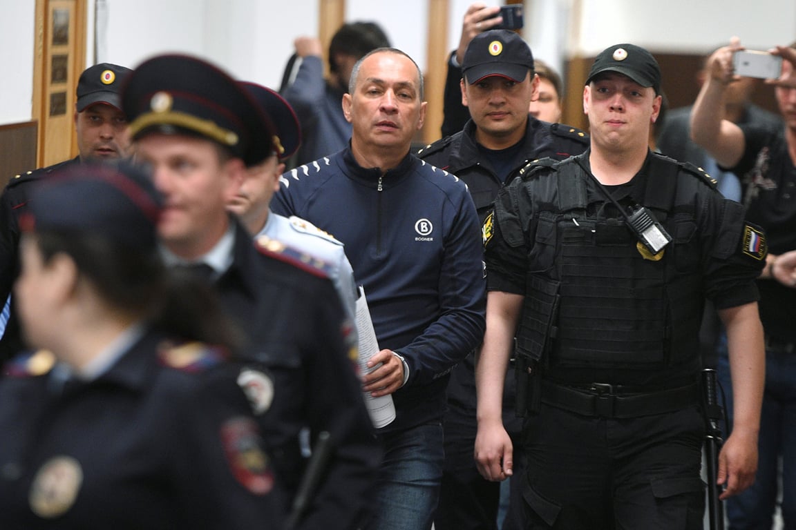 Александр Шестун в сопровождении полицейских в суде, Москва, 14 июня 2018 года. Фото: Александр Миридонов / Коммерсантъ / Sipa USA / Vida Press