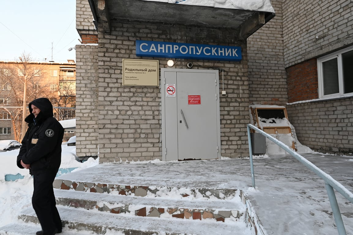 Полицейский у входа в роддом Новокузнецка, 14 января 2026 года. Фото: Светлана Шереметьева-Шерстнёва / Reuters / Scanpix / LETA