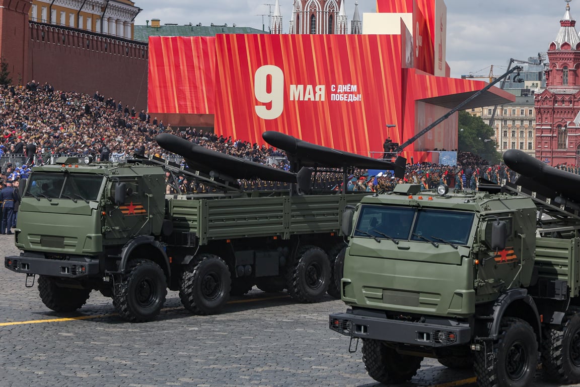 Российские дроны «Герань-2» во время военного парада на Красной площади в Москве, 9 мая 2025 года. Фото: Максим Шипенков / EPA