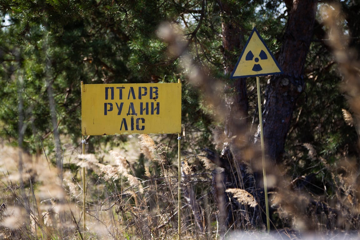 Знак радиационной опасности на территории пункта временной локализации радиоактивных отходов «Рыжий лес» в Киевской области, Украина, 14 апреля 2026 года. Фото: Kyrylo Chubotin / Ukrinform / Sipa / Scanpix / LETA