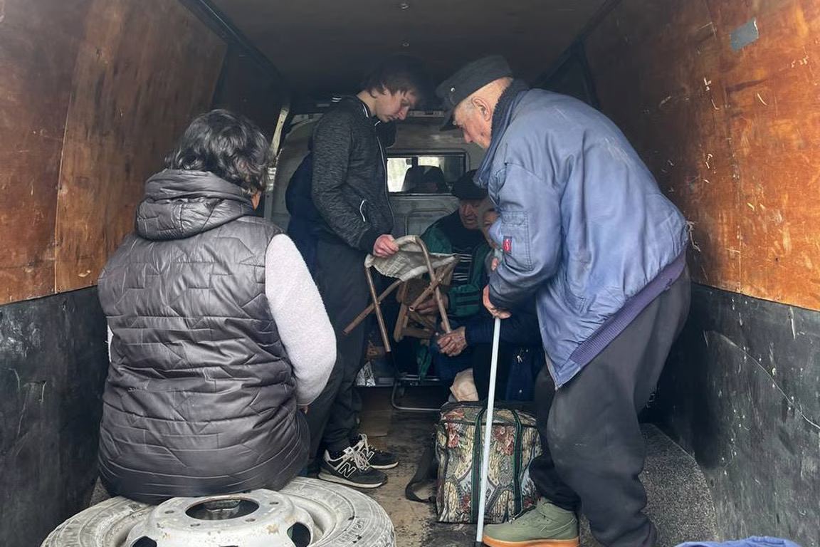 Residents being evacuated from Oleshky. Photo: Kseniia Arkhypova’s Telegram channel