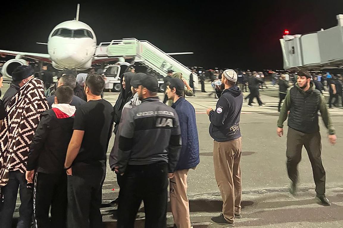 Группа людей на летном поле аэропорта Махачкалы во время беспорядков, 30 октября 2023 года. Фото: AP / Scanpix / LETA