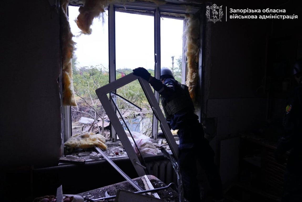 Выбитое окно в жилом доме в Запорожье. Фото: Запорожская областная военная администрация / Telegram