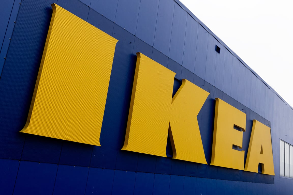 Логотип магазина IKEA на фасаде здания. Фото: Michael Reynolds / EPA
