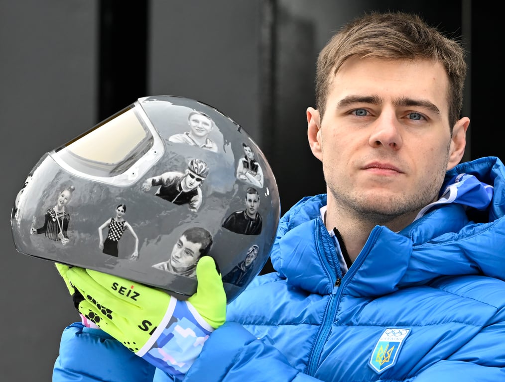 Vladyslav Heraskevych shows off his helmet in memory of the Ukrainian athletes who have died resisting Russian aggression, in Cortina d’Ampezzo, Italy, 11 February 2026. Photo: EPA / Daniel dal Zennaro