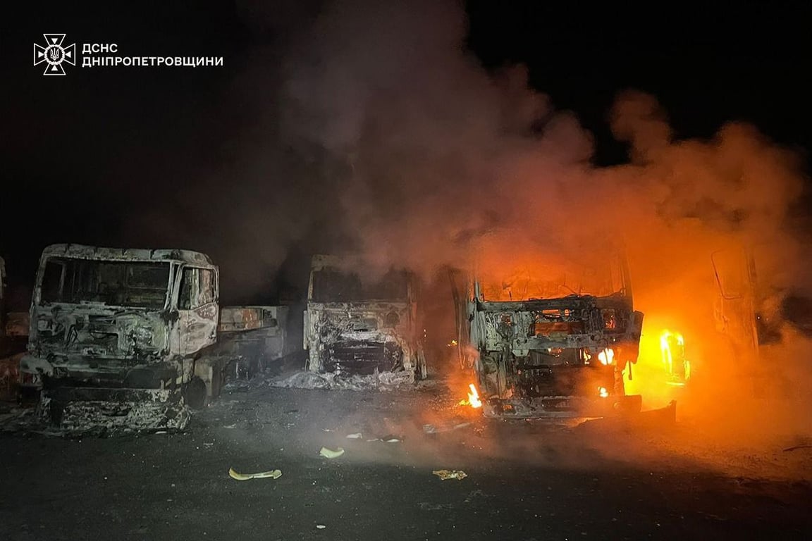 Burning vehicles in Ukraine’s eastern Dnipropetrovsk region following a Russian airstrike, 4 November 2025. Photo:  State Emergency Service of Ukraine