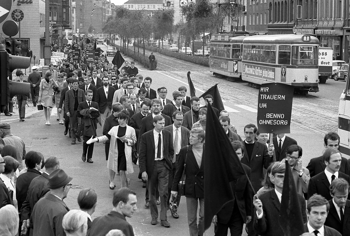 Акция протеста в память о немецком студенте Бенно Онезорге, который был смертельно ранен полицейским, Ганновер, ФРГ, 9 июня 1967 года. Фото: Helmuth Lohmann / AP Photo / Scanpix / LETA