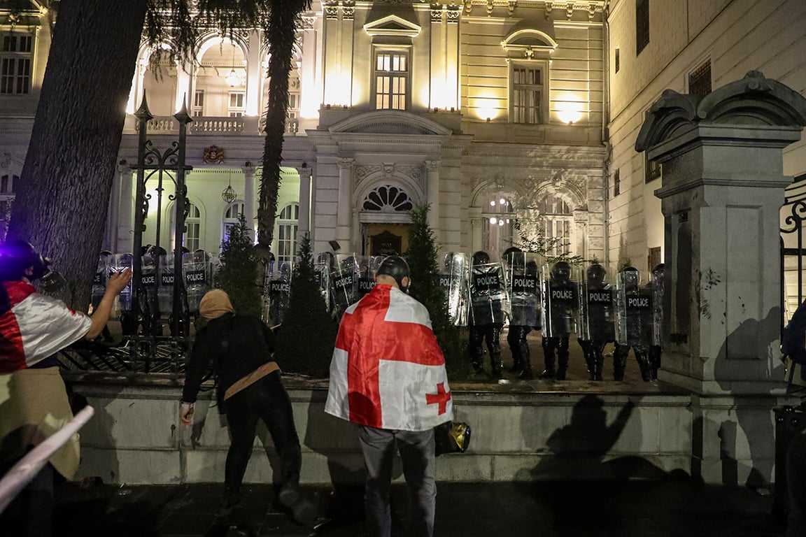 Столкновение сторонников оппозиционных партий Грузии с полицией во время митинга после местных выборов в Тбилиси, Грузия, 4 октября 2025 года. Фото: David Mdzinarishvili / EPA