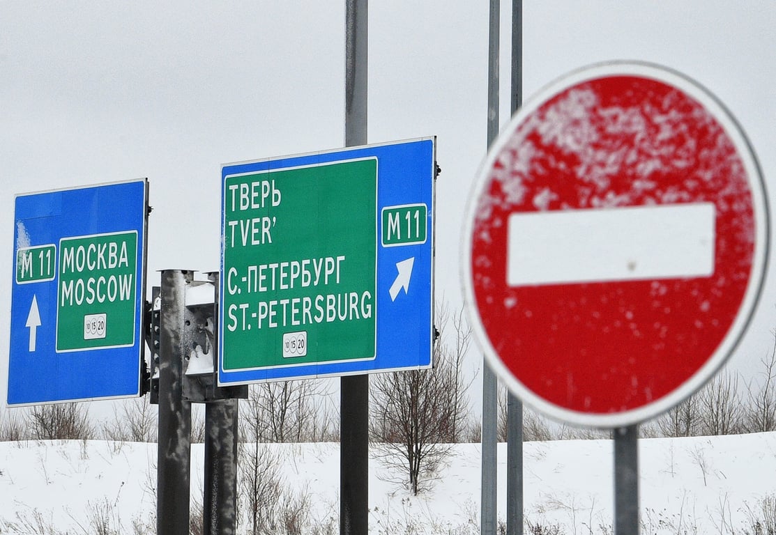 Указатели направлений на Тверь, Санкт-Петербург и Москву, Московская область, 11 января 2024 года. Фото: Антон Новодержкин / Коммерсантъ / Sipa USA / Vida Press