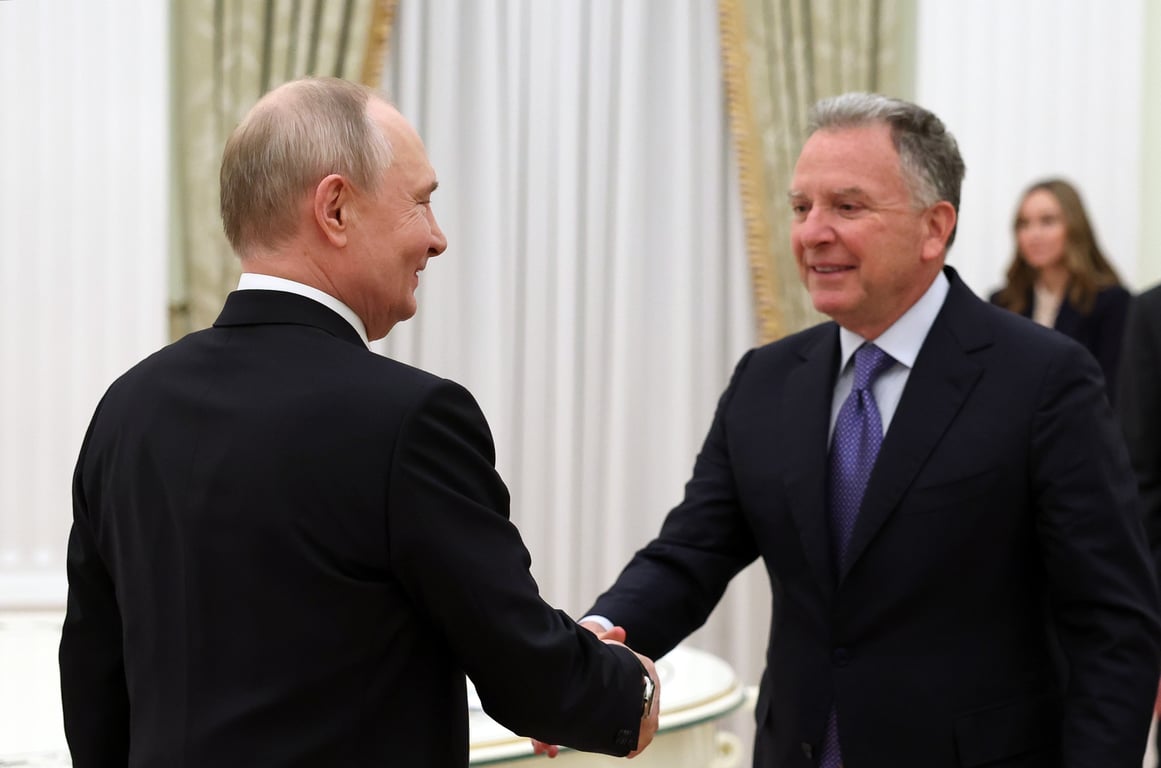 Vladimir Putin (L) shakes hands with US Special Envoy Steve Witkoff during their meeting at the Kremlin in Moscow, 22 January 2026. Photo: EPA / Alexander Kazakov