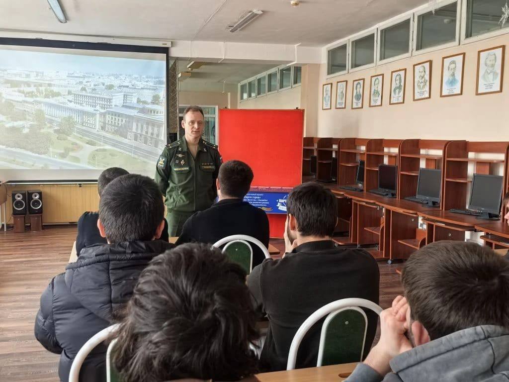 Представитель Военно‑космической академии во время профориентации со студентами одного из учебных заведений Дагестана. Фото: Минобрнауки РД /  Telegram