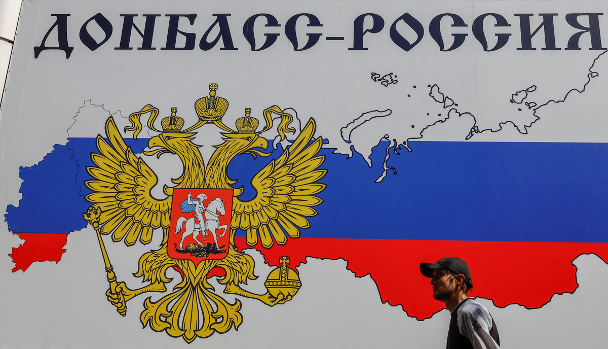 Пропагандистский баннер «Донбасс — это Россия», установленный российскими оккупационными властями, Донецк, Украина, 14 августа 2023 года. Фото: Александр Ермоченко / Reuters / Scanpix / LETA