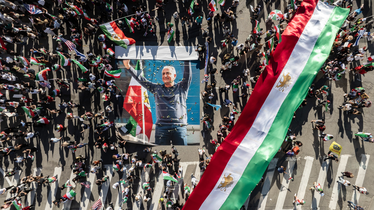 Портрет Резы Пехлеви на митинге за смену режима в Иране, Лос-Анджелес, США, 1 марта 2026 года. Фото: Ted Soqui / EPA