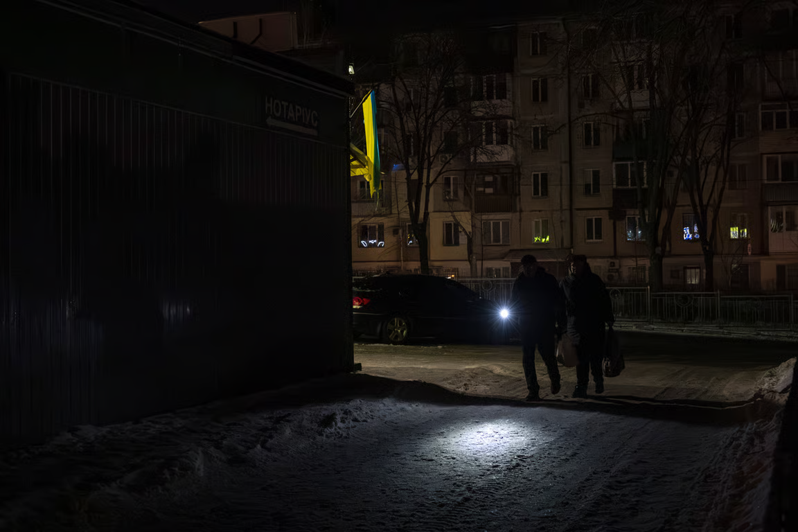 People with torches find their way through the dark during a power cut, Kyiv, Ukraine, 20 January 2026. Photo: Maxym Marusenko / EPA