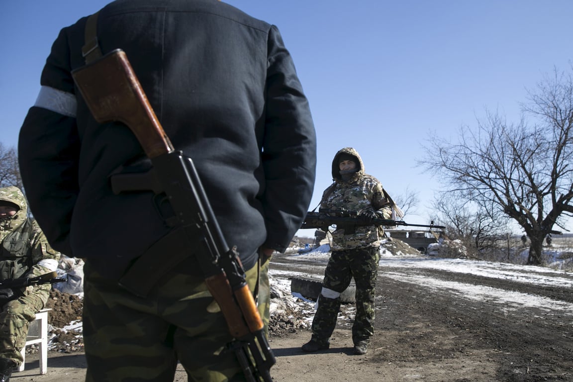 Боец самопровозглашённой Донецкой народной республики несёт дежурство на блокпосту, Украина, 18 февраля 2015 года. Фото: Baz Ratner / Reuters / Scanpix / LETA