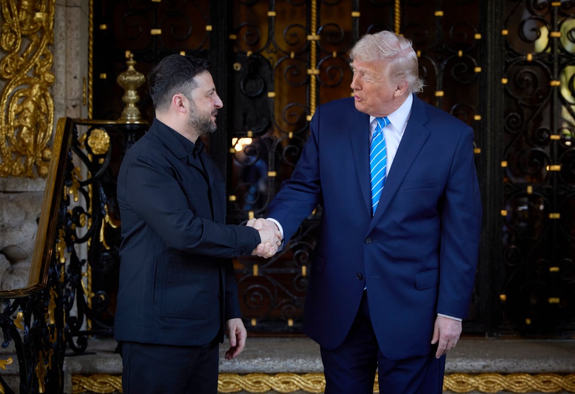 Ukrainian President Volodymyr Zelensky shakes hands with US President Donald Trump at Mar-a-Lago in Florida, 28 December 2025. Photo: EPA