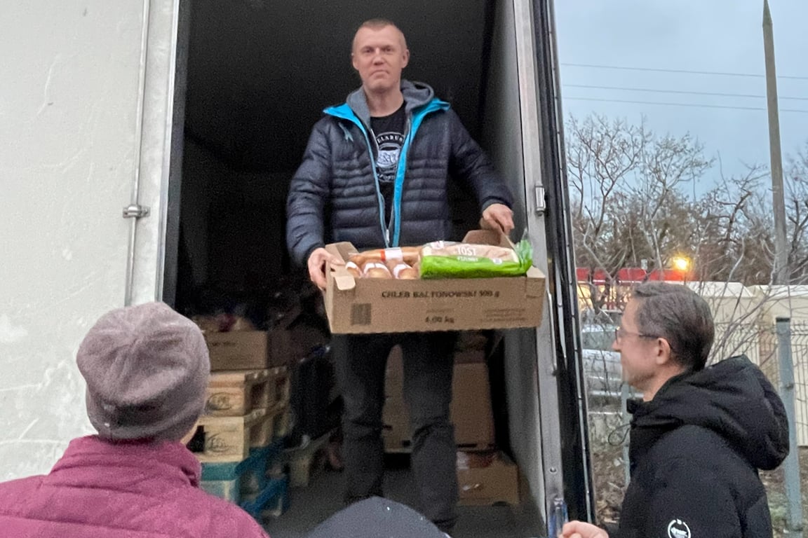 Сергий Мельянец на раздаче продуктов. Фото Ирины Халип