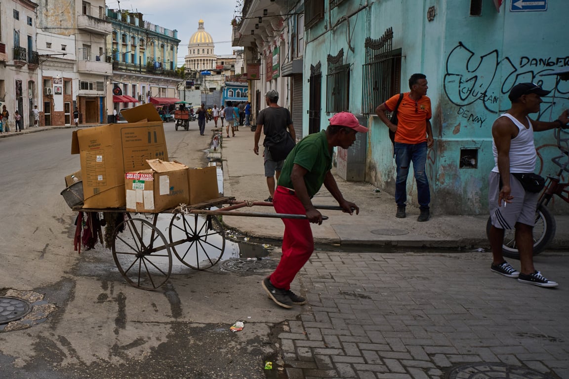 Мужчина перевозит коробки на тележке в Гаване, Куба, 17 февраля 2026 года. Фото: Ramon Espinosa / AP / Scanpix / LETA