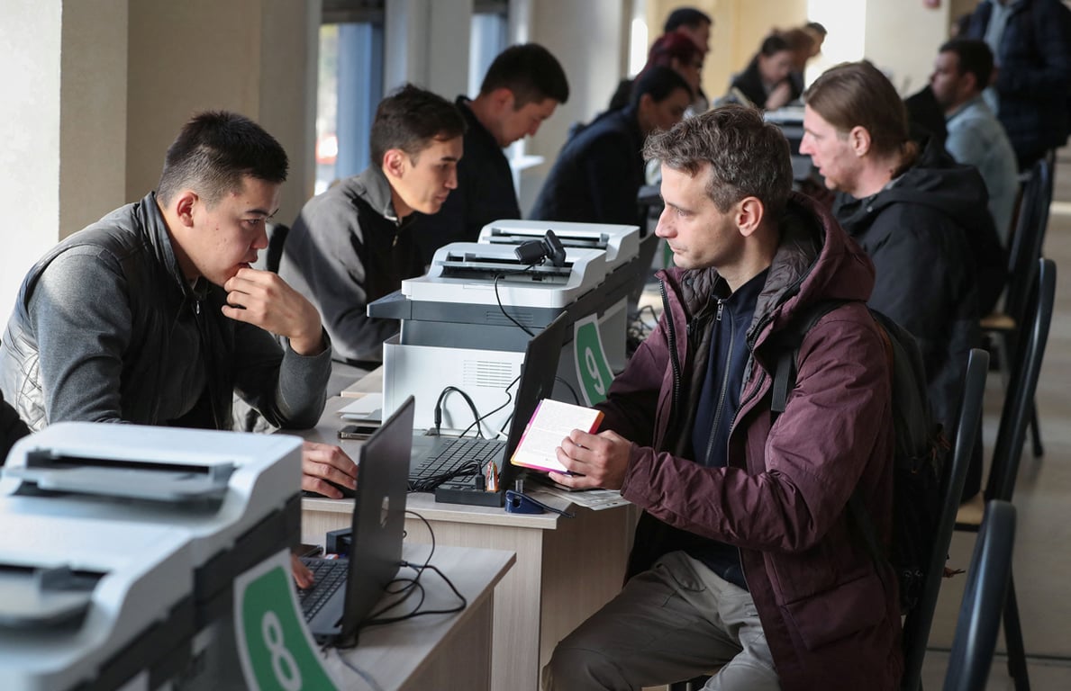 Прибывшие из России в центре обслуживания населения оформляют индивидуальный идентификационный номер в Алматы, Казахстан, 3 октября 2022 года. Фото: Павел Михеев / Reuters / Scanpix / LETA