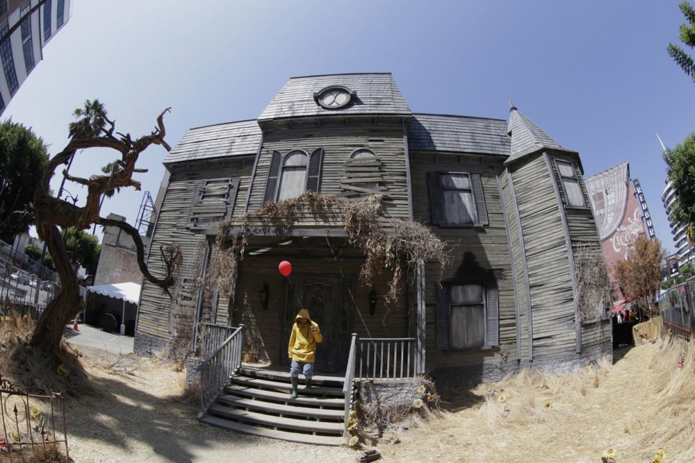 A character in the movie version of Stephen King’s novel It during filming in Hollywood, California, 6 September 2017. Photo: EPA / MIKE NELSON