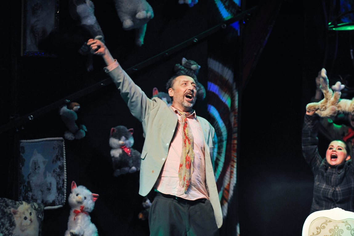 Николай Коляда в роли Воробьянинова в сцене из спектакля «Двенадцать стульев» в постановке «Коляда-театра» из Екатеринбурга в театральном центре «На Страстном», Москва, 21 января 2020 года. Фото: Александр Авилов / АГН «Москва»