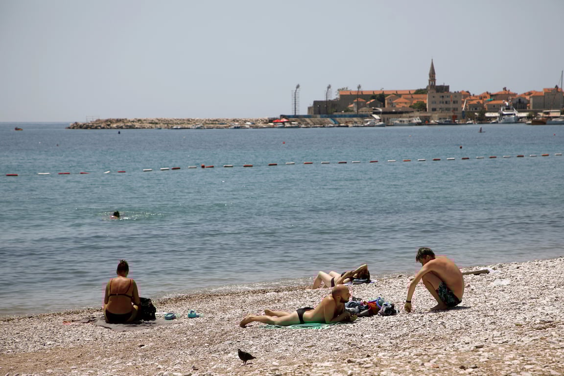 Туристы на пляже Будвы, Черногория, 24 мая 2022 года. Фото: Stevo Vasiljevic / Reuters / Scanpix / LETA