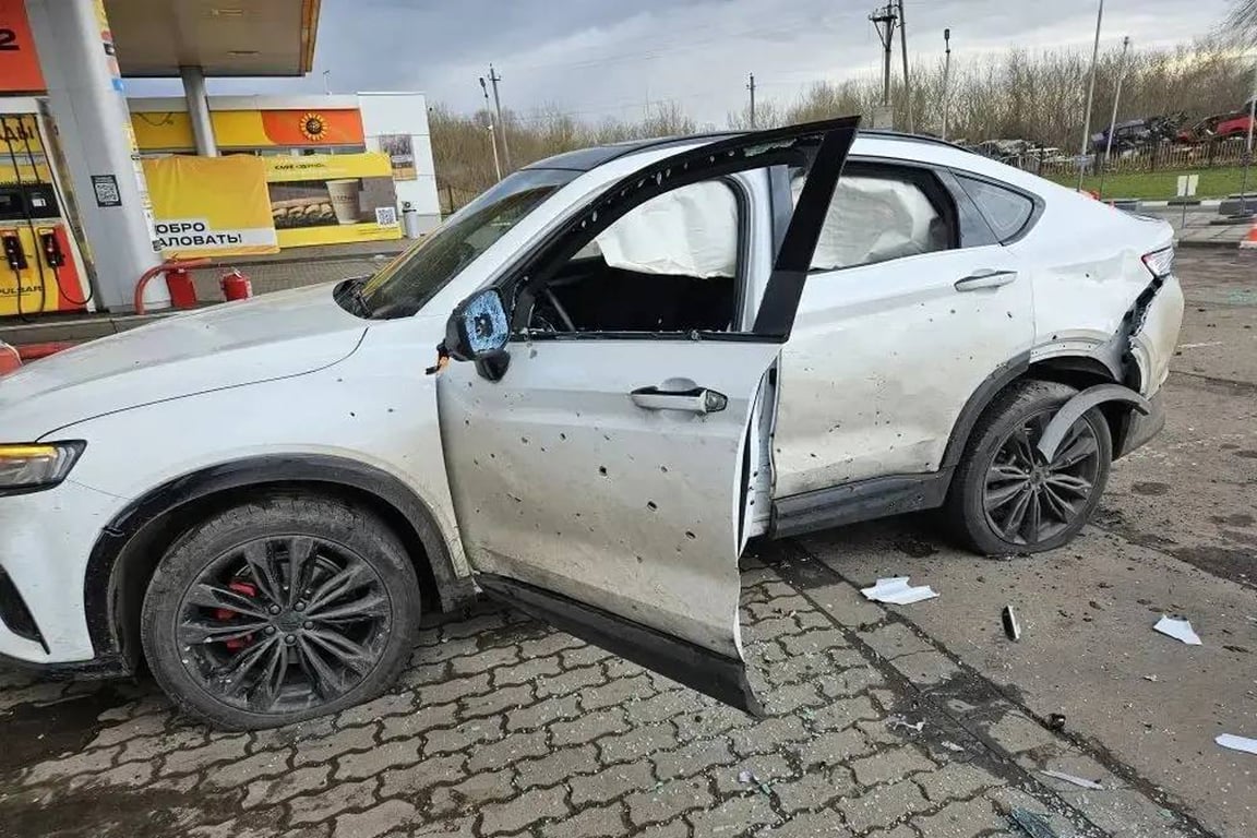 Поврежденный легковой автомобиль в Льгове Курской области, 11 апреля 2026 года. Фото: Александр Хинштейн /  Telegram