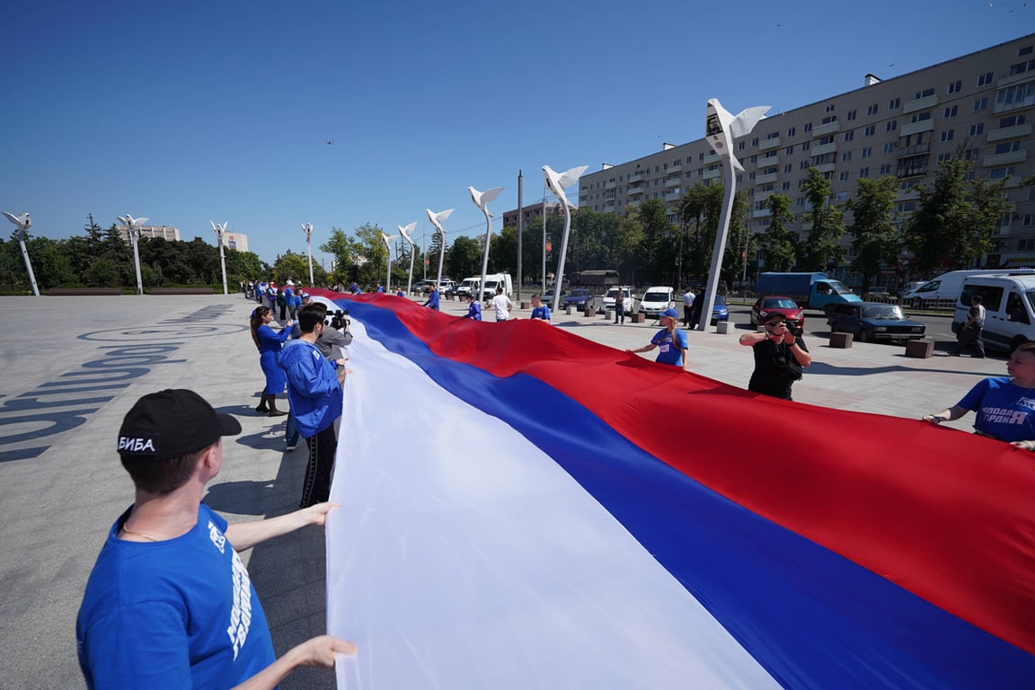 Activists hold a giant Russian flag to mark the second anniversary of Russia’s capture of Mariupol, 20 May 2024. Photo: Alexander Sukhov / Sputnik / Imago Images / Scanpix / LETA